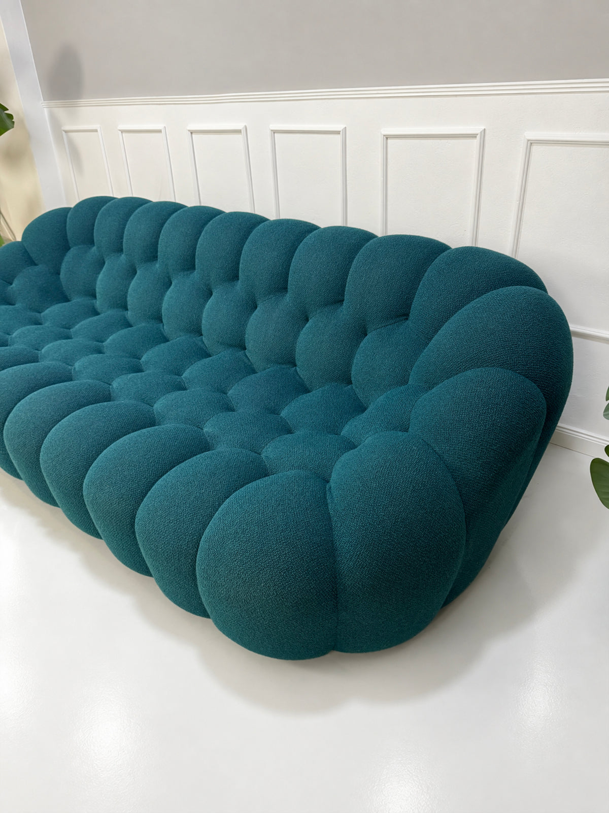 Gebrauchtes blaues Roche Bobois Bubble Designer Stoff Sofa vor einer Wand, stilvoll und modern eingerichtet.