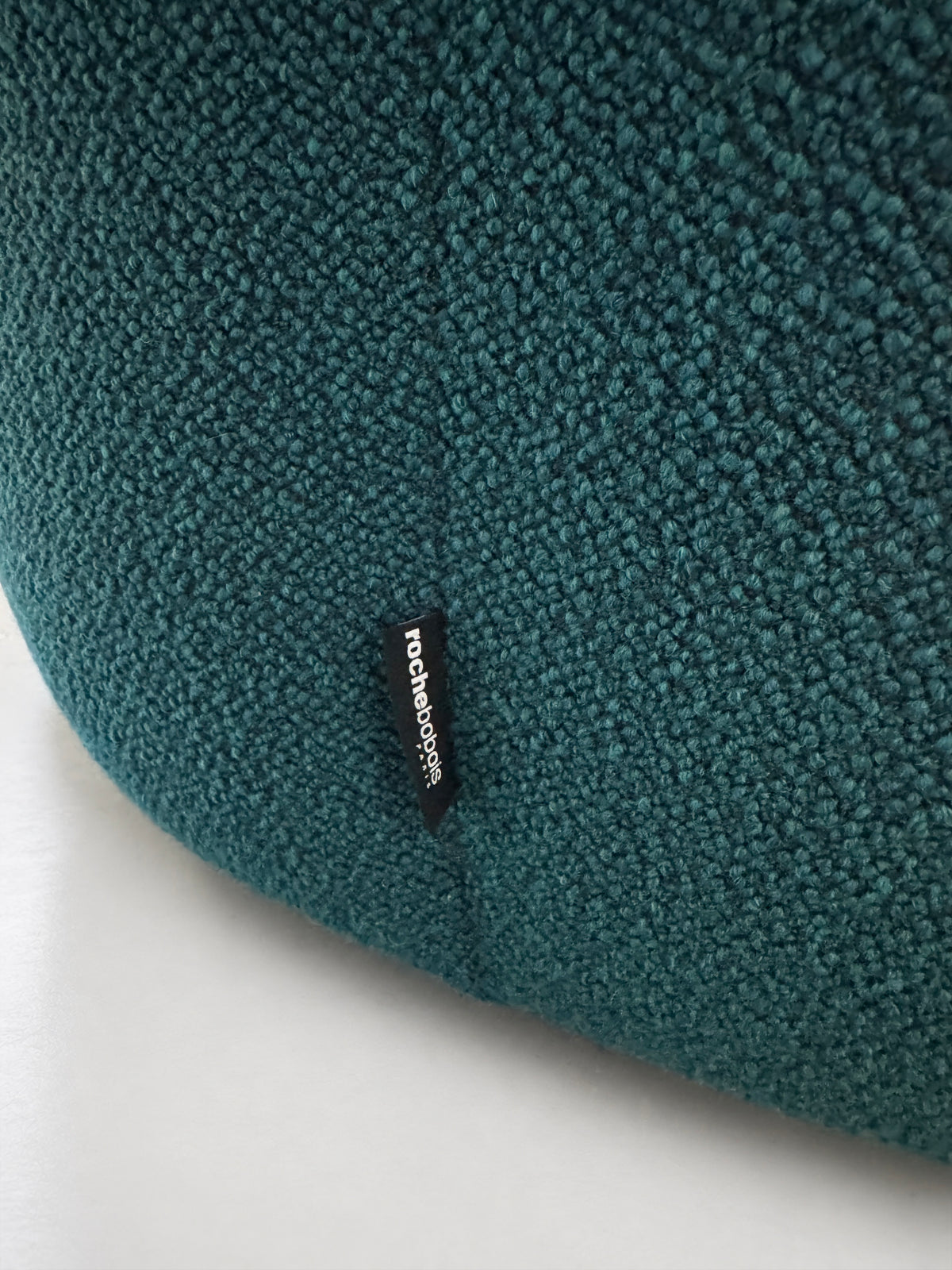 Gebrauchtes blaues Roche Bobois Bubble Designer Stoff Sofa vor einer Wand, stilvoll und modern eingerichtet.