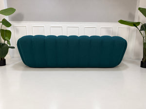 Gebrauchtes blaues Roche Bobois Bubble Designer Stoff Sofa vor einer Wand, stilvoll und modern eingerichtet.