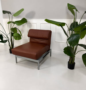 Gebrauchter brauner Rolf Benz Plura 380 Designer Leder Sessel vor einer Wand, stilvoll und modern eingerichtet.