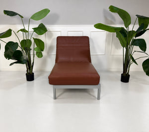 Gebrauchter brauner Rolf Benz Plura 380 Designer Leder Sessel vor einer Wand, stilvoll und modern eingerichtet.