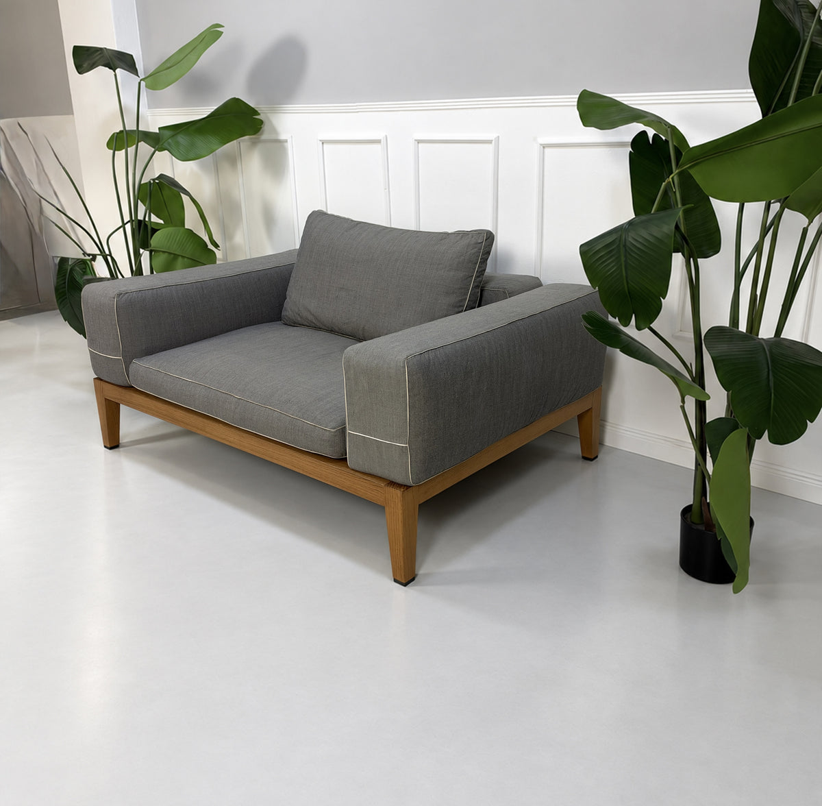 Gebrauchtes graues Flexform Lifewood Designer Stoff Sofa mit Love Chair vor einer Wand, stilvoll und modern eingerichtet.