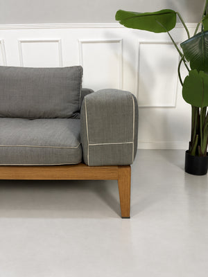 Gebrauchtes graues Flexform Lifewood Designer Stoff Sofa mit Love Chair vor einer Wand, stilvoll und modern eingerichtet.