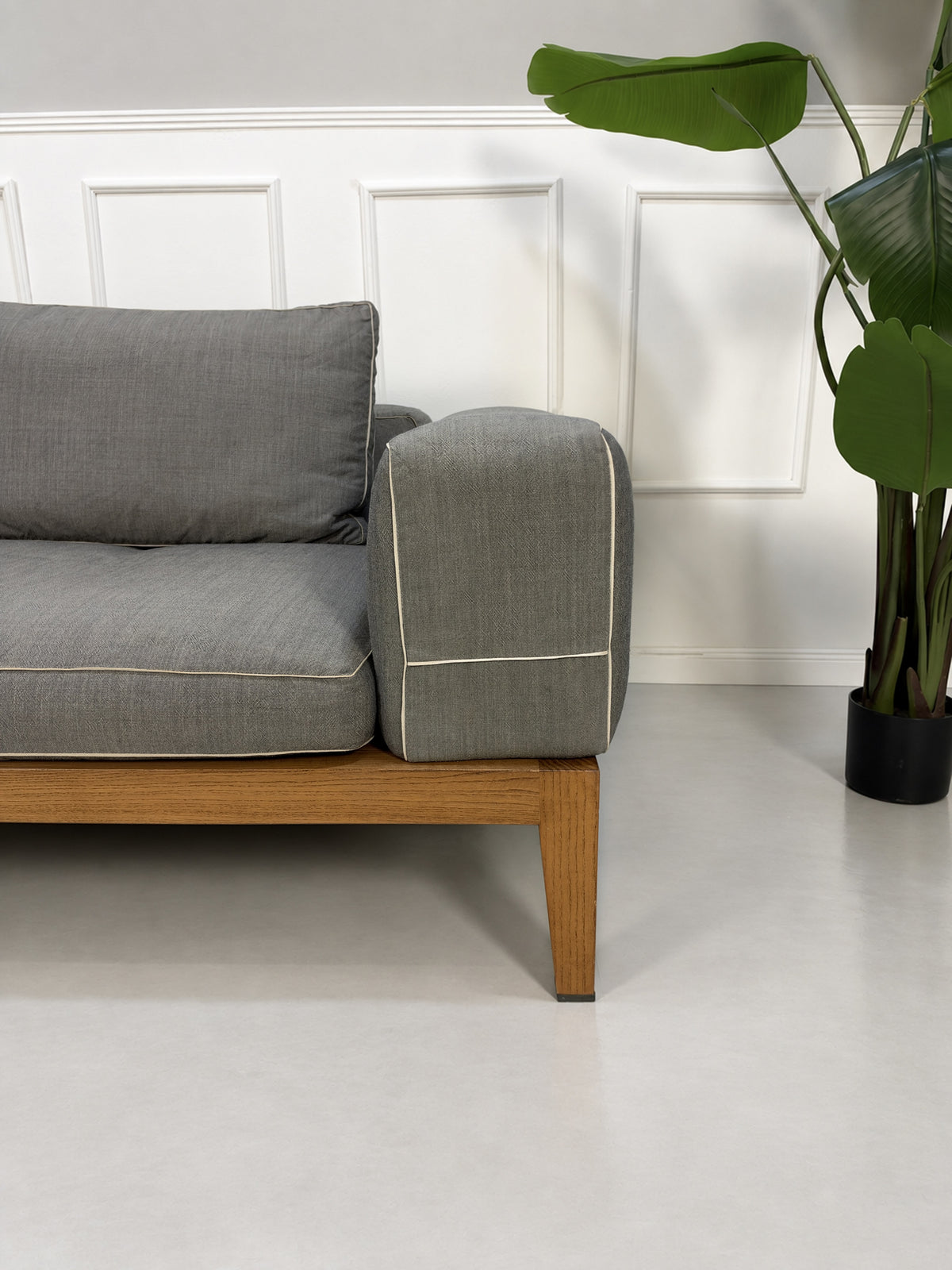 Gebrauchtes graues Flexform Lifewood Designer Stoff Sofa mit Love Chair vor einer Wand, stilvoll und modern eingerichtet.