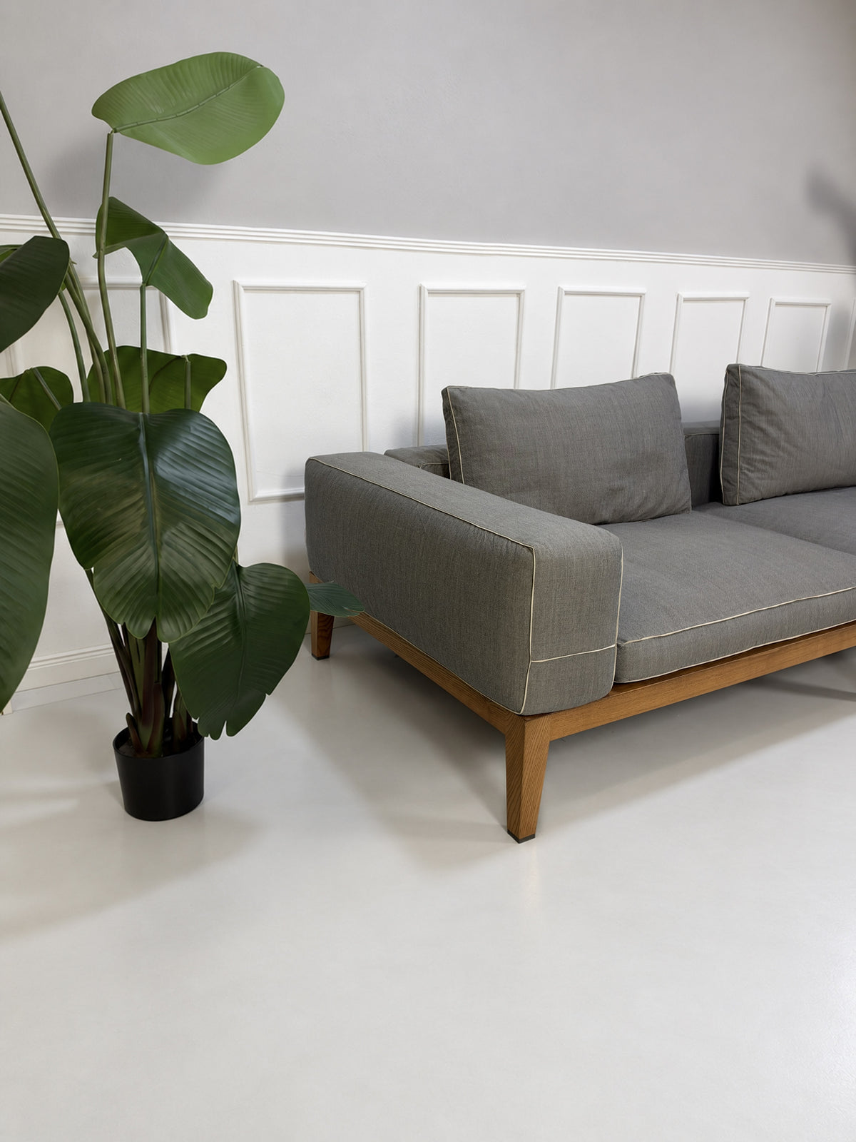 Gebrauchtes graues Flexform Lifewood Designer Stoff Sofa mit Love Chair vor einer Wand, stilvoll und modern eingerichtet.