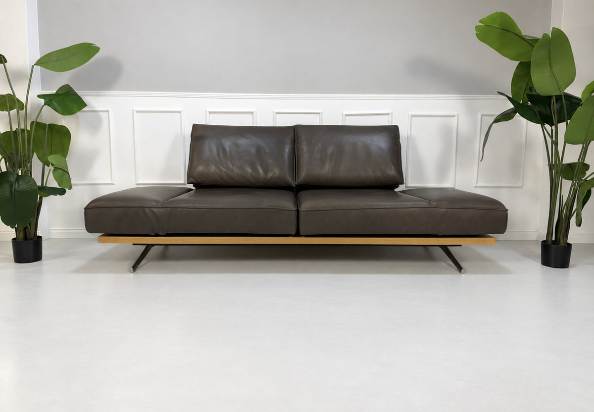 Gebrauchtes braunes Koinor Phoenix Designer Leder Sofa vor einer Wand, stilvoll und modern eingerichtet.