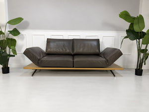 Gebrauchtes braunes Koinor Phoenix Designer Leder Sofa vor einer Wand, stilvoll und modern eingerichtet.