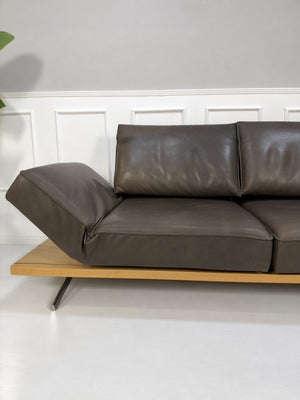 Gebrauchtes braunes Koinor Phoenix Designer Leder Sofa vor einer Wand, stilvoll und modern eingerichtet.