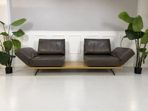 Gebrauchtes braunes Koinor Phoenix Designer Leder Sofa vor einer Wand, stilvoll und modern eingerichtet.