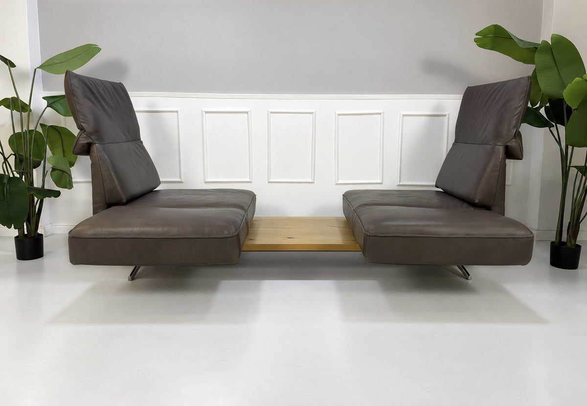 Gebrauchtes braunes Koinor Phoenix Designer Leder Sofa vor einer Wand, stilvoll und modern eingerichtet.