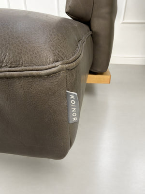 Gebrauchtes braunes Koinor Phoenix Designer Leder Sofa vor einer Wand, stilvoll und modern eingerichtet.