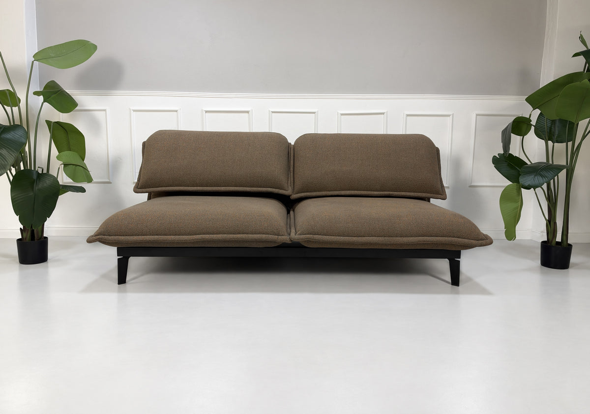 Gebrauchtes braunes Rolf Benz Nova 340 Designer Stoff Sofa vor einer Wand, stilvoll und modern eingerichtet.