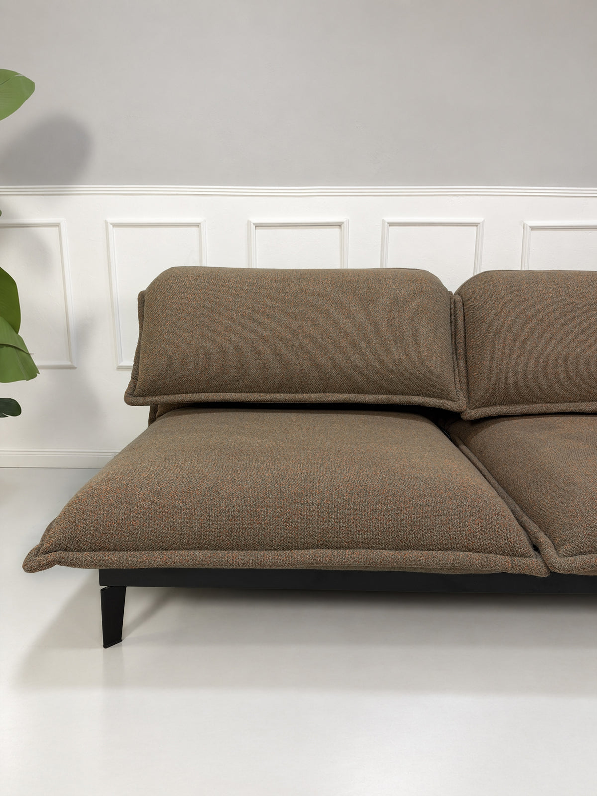 Gebrauchtes braunes Rolf Benz Nova 340 Designer Stoff Sofa vor einer Wand, stilvoll und modern eingerichtet.