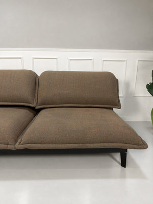 Gebrauchtes braunes Rolf Benz Nova 340 Designer Stoff Sofa vor einer Wand, stilvoll und modern eingerichtet.