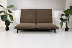 Gebrauchtes braunes Rolf Benz Nova 340 Designer Stoff Sofa vor einer Wand, stilvoll und modern eingerichtet.