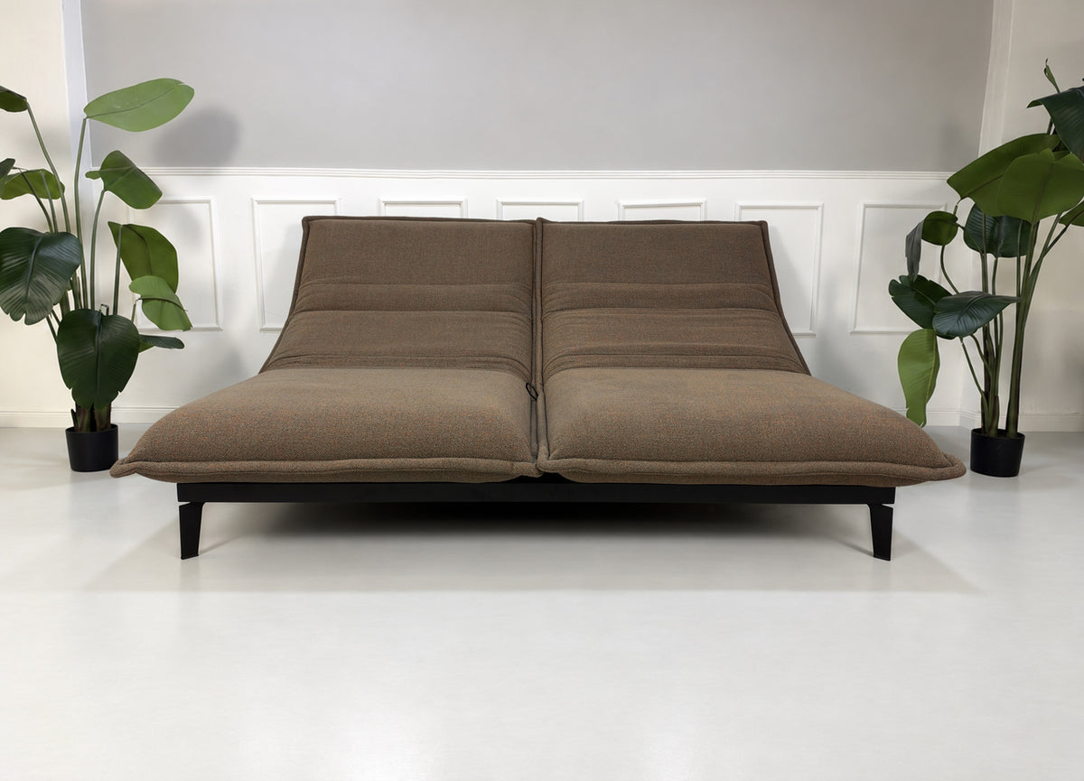 Gebrauchtes braunes Rolf Benz Nova 340 Designer Stoff Sofa vor einer Wand, stilvoll und modern eingerichtet.
