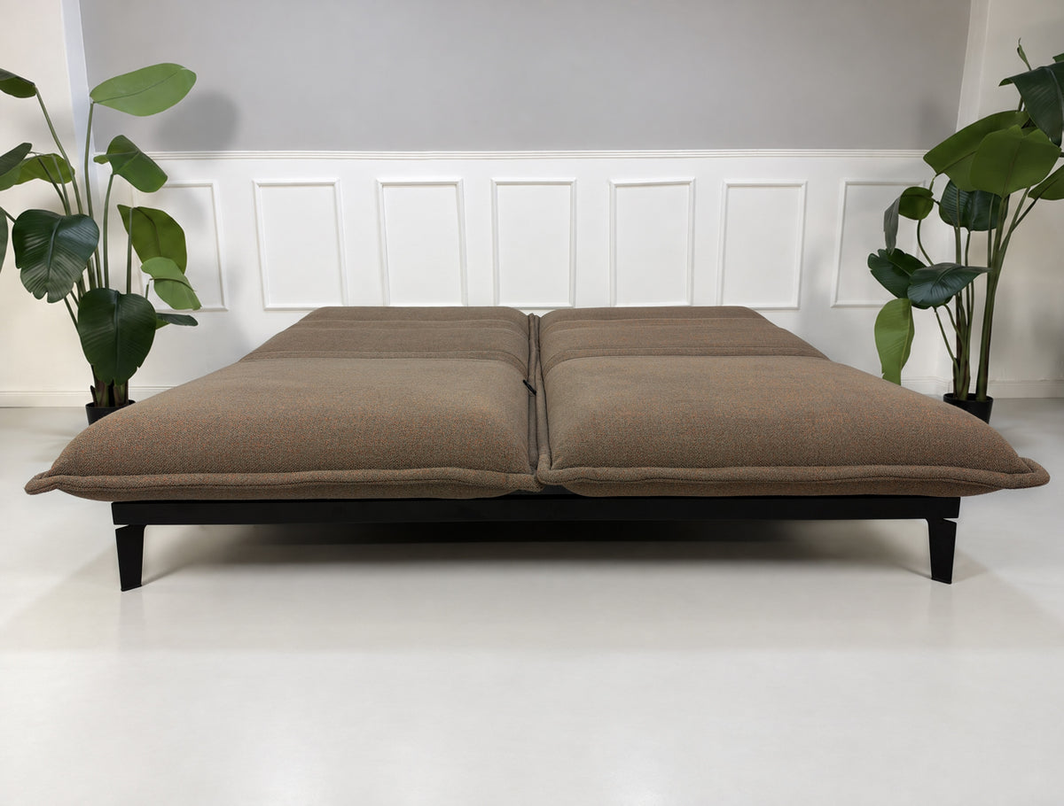 Gebrauchtes braunes Rolf Benz Nova 340 Designer Stoff Sofa vor einer Wand, stilvoll und modern eingerichtet.