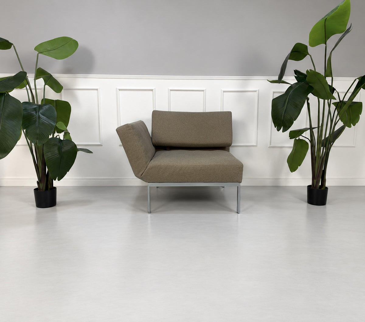 Gebrauchter grau-beiger Brühl Roro Medium Soft Designer Stoff Sessel vor einer Wand, stilvoll und modern eingerichtet.