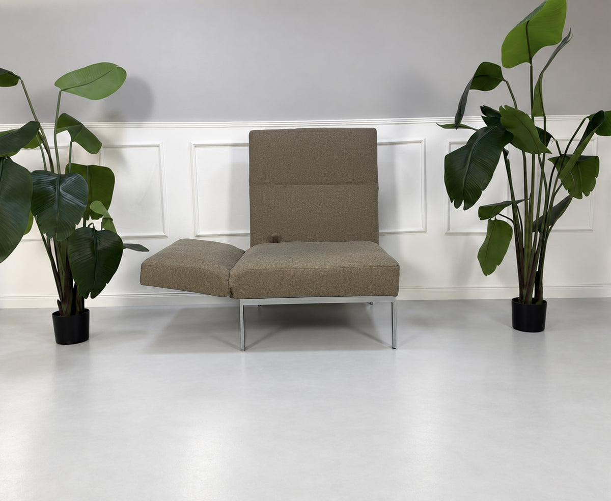Gebrauchter grau-beiger Brühl Roro Medium Soft Designer Stoff Sessel vor einer Wand, stilvoll und modern eingerichtet.