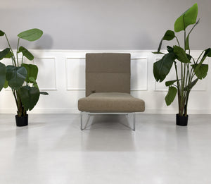 Gebrauchter grau-beiger Brühl Roro Medium Soft Designer Stoff Sessel vor einer Wand, stilvoll und modern eingerichtet.