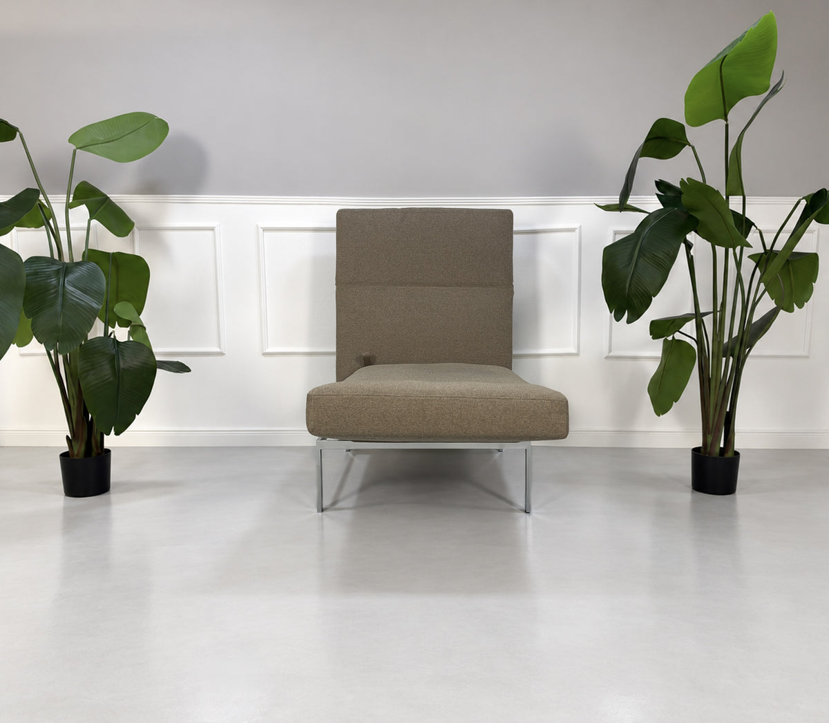Gebrauchter grau-beiger Brühl Roro Medium Soft Designer Stoff Sessel vor einer Wand, stilvoll und modern eingerichtet.