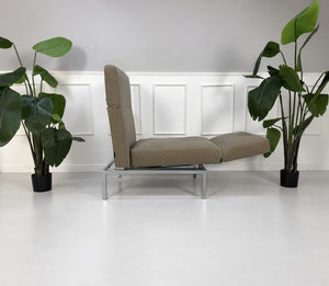 Gebrauchter grau-beiger Brühl Roro Medium Soft Designer Stoff Sessel vor einer Wand, stilvoll und modern eingerichtet.