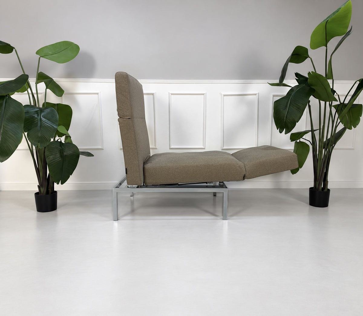 Gebrauchter grau-beiger Brühl Roro Medium Soft Designer Stoff Sessel vor einer Wand, stilvoll und modern eingerichtet.