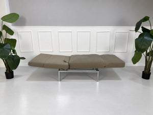 Gebrauchter grau-beiger Brühl Roro Medium Soft Designer Stoff Sessel vor einer Wand, stilvoll und modern eingerichtet.