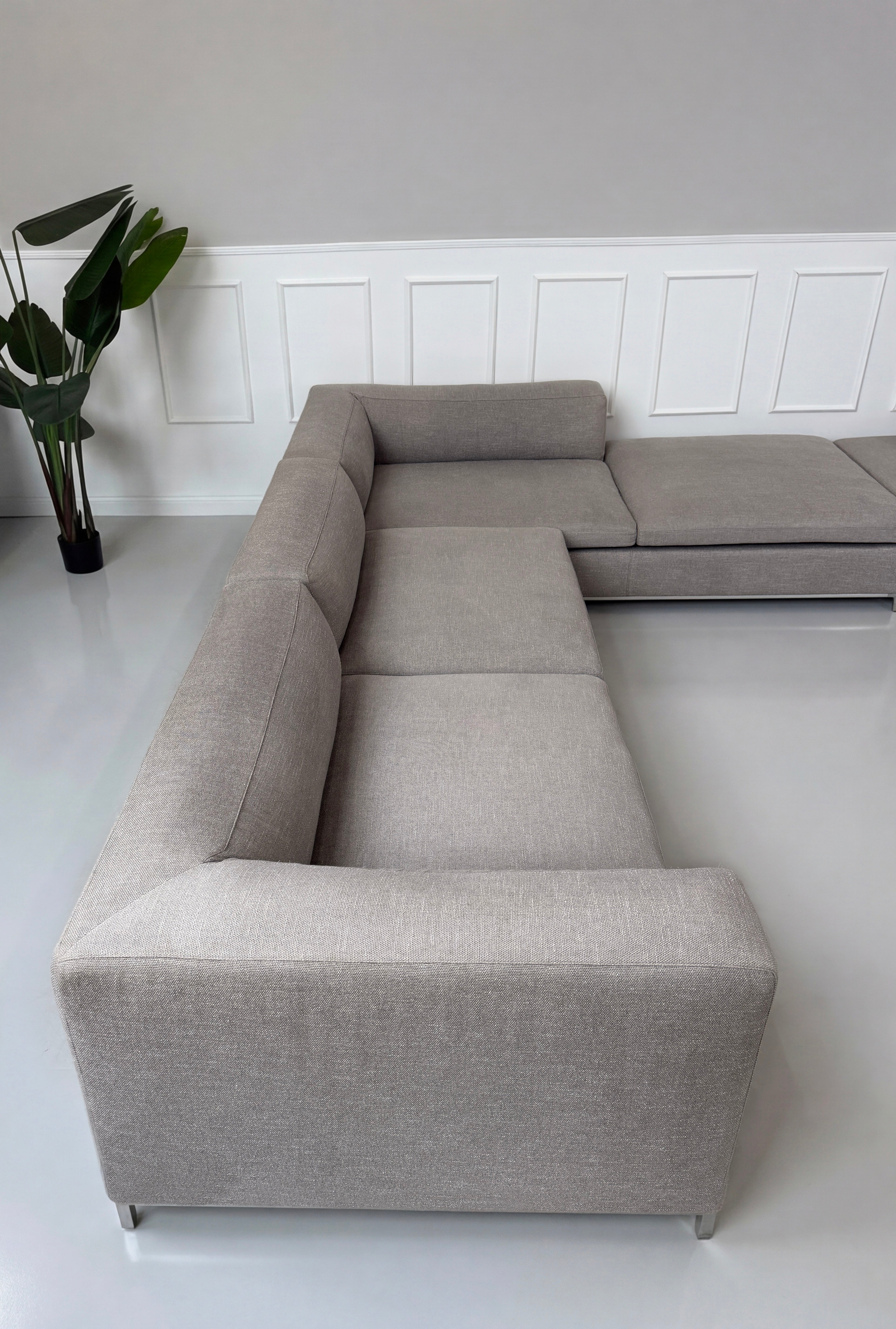 Gebrauchtes graues B&B Italia Michel Designer Stoff Sofa vor einer Wand, stilvoll und modern eingerichtet.