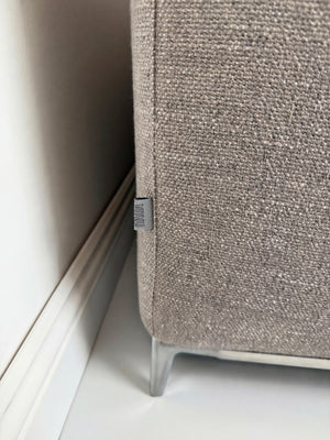 Gebrauchtes graues B&B Italia Michel Designer Stoff Sofa vor einer Wand, stilvoll und modern eingerichtet.