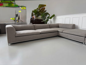 Gebrauchtes graues B&B Italia Michel Designer Stoff Sofa vor einer Wand, stilvoll und modern eingerichtet.