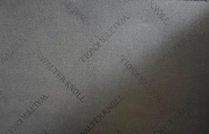 Gebrauchtes braunes Walter Knoll Foster Designer Leder Sofa vor einer Wand, stilvoll und modern eingerichtet.