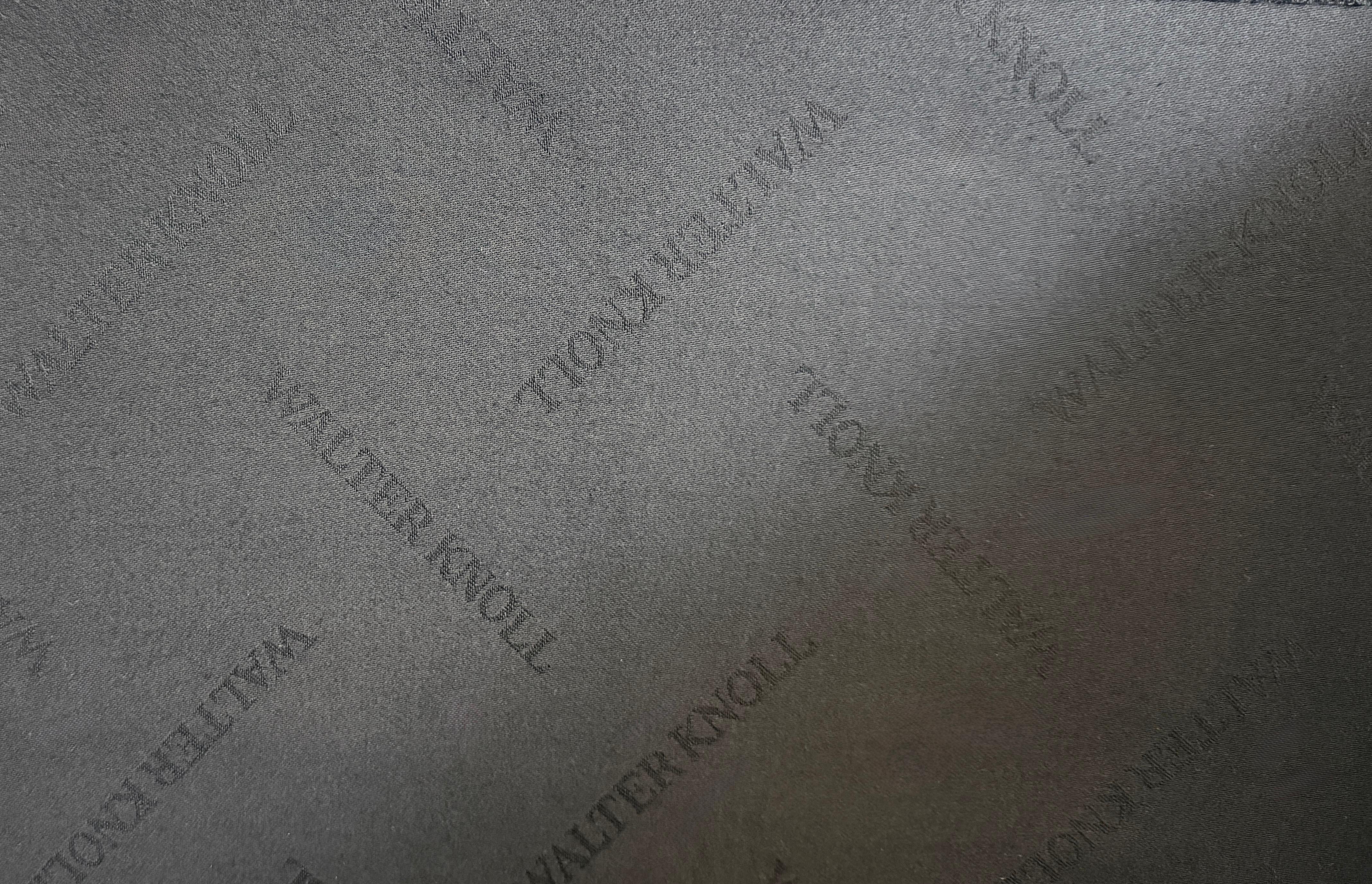 Gebrauchtes braunes Walter Knoll Foster Designer Leder Sofa vor einer Wand, stilvoll und modern eingerichtet.