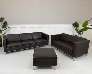 Gebrauchter brauner Walter Knoll Designer Leder Sofa vor einer Wand, stilvoll und modern eingerichtet.