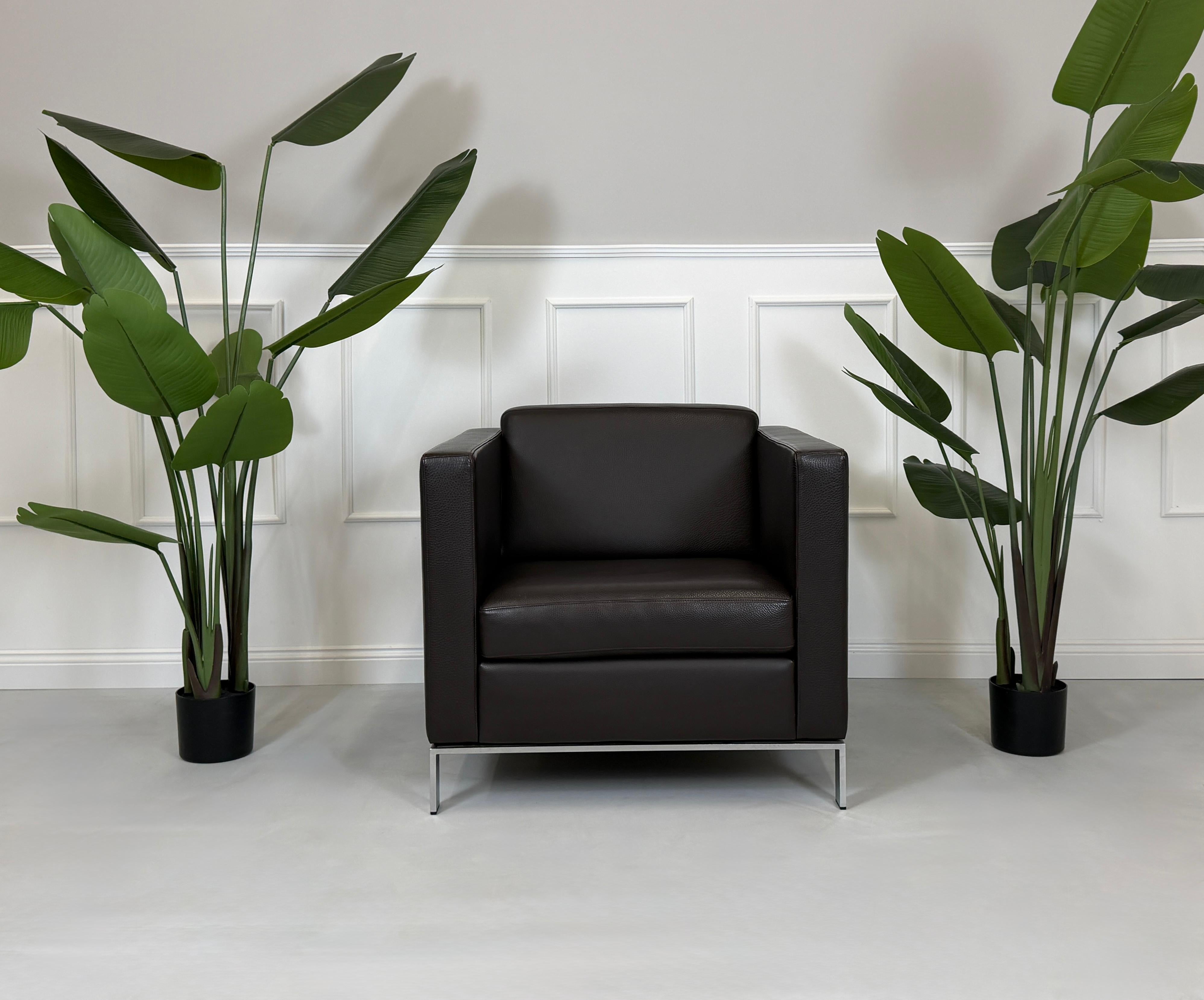 Gebrauchter brauner Walter Knoll Designer Leder Sofa vor einer Wand, stilvoll und modern eingerichtet.