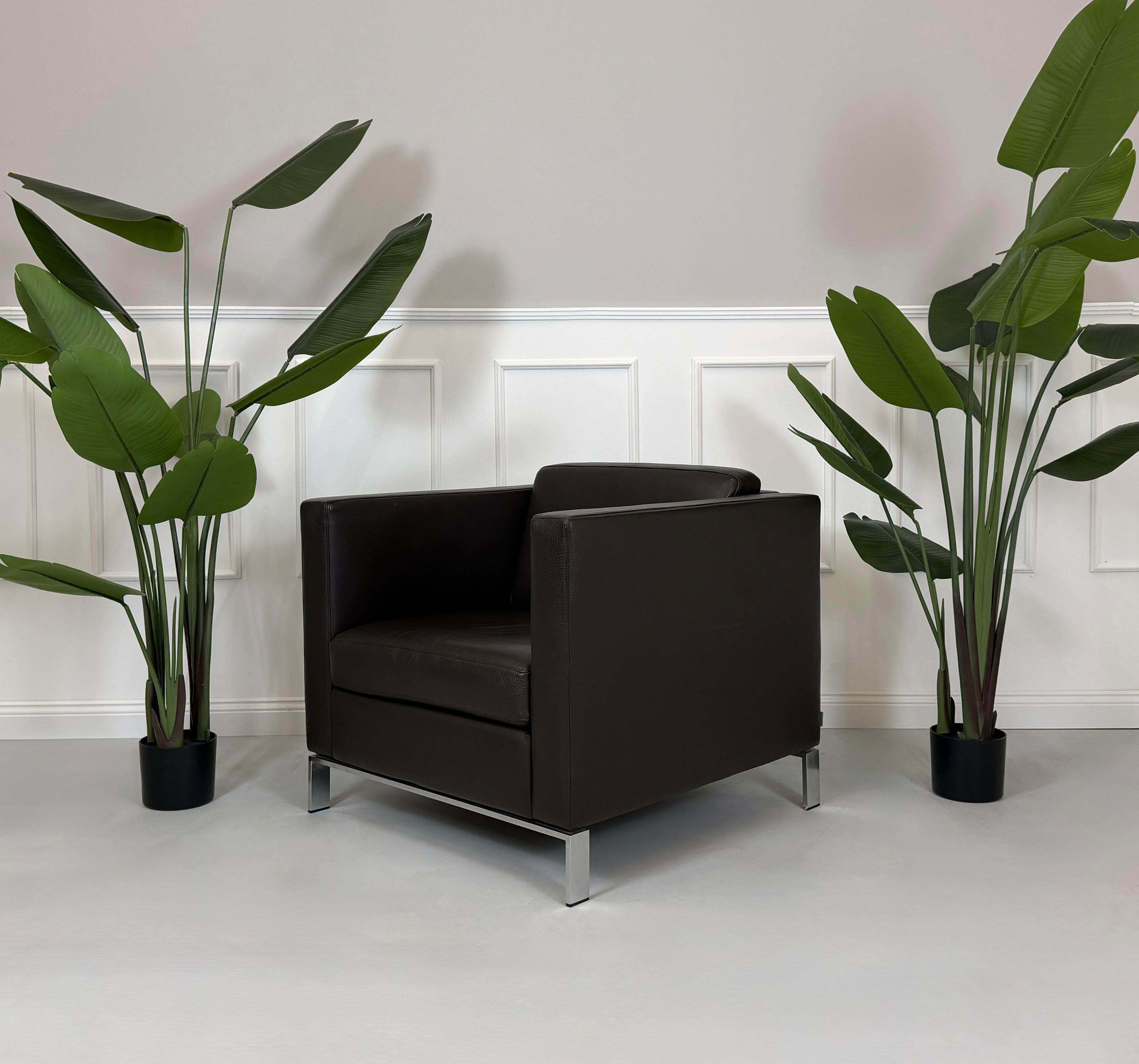 Gebrauchter brauner Walter Knoll Designer Leder Sofa vor einer Wand, stilvoll und modern eingerichtet.