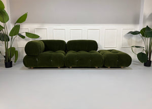 Refurbished grünes B&B Italia Camaleonda  Designer Stoff Sofa vor einer Wand, stilvoll und modern eingerichtet.