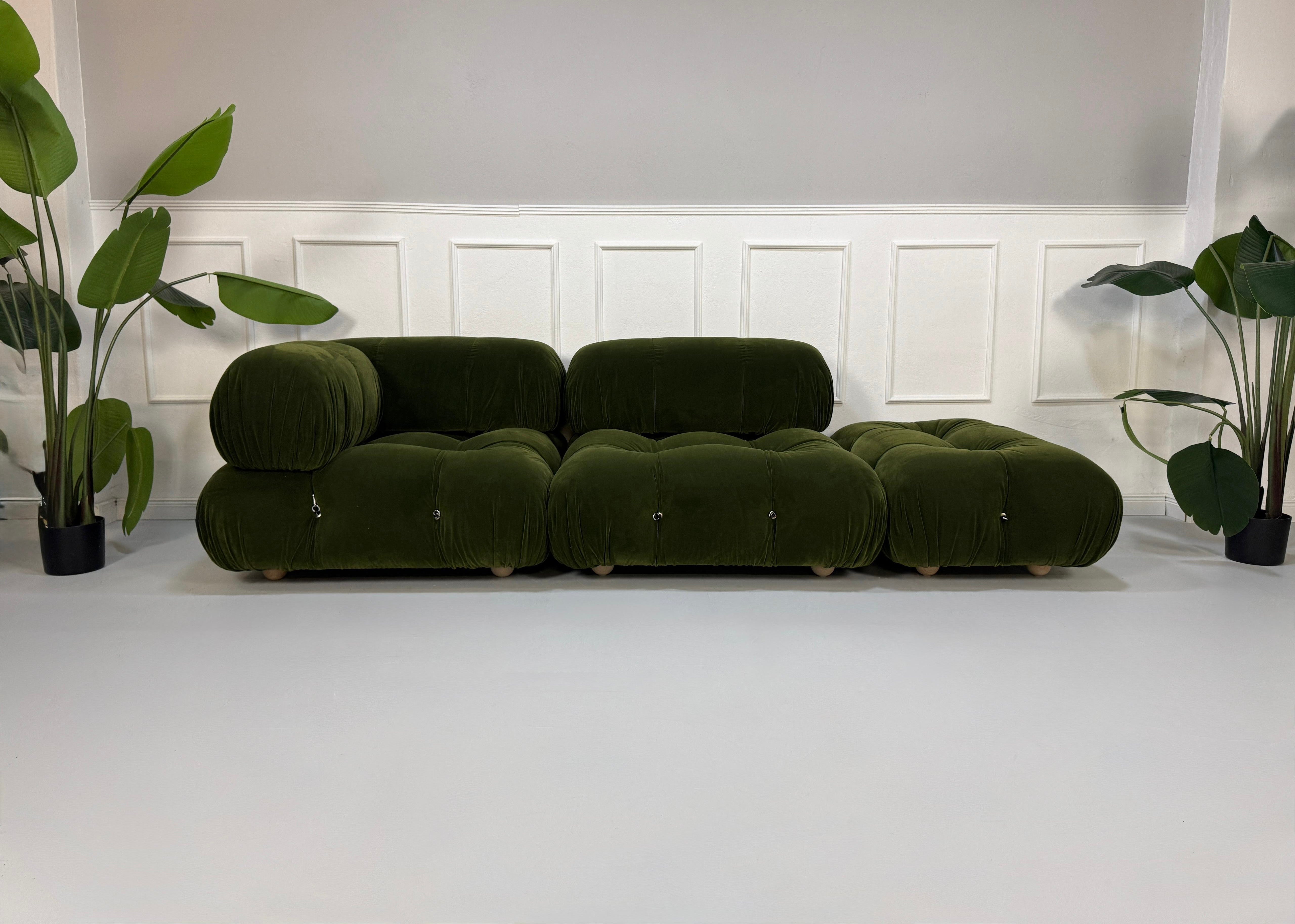 Refurbished grünes B&B Italia Camaleonda  Designer Stoff Sofa vor einer Wand, stilvoll und modern eingerichtet.