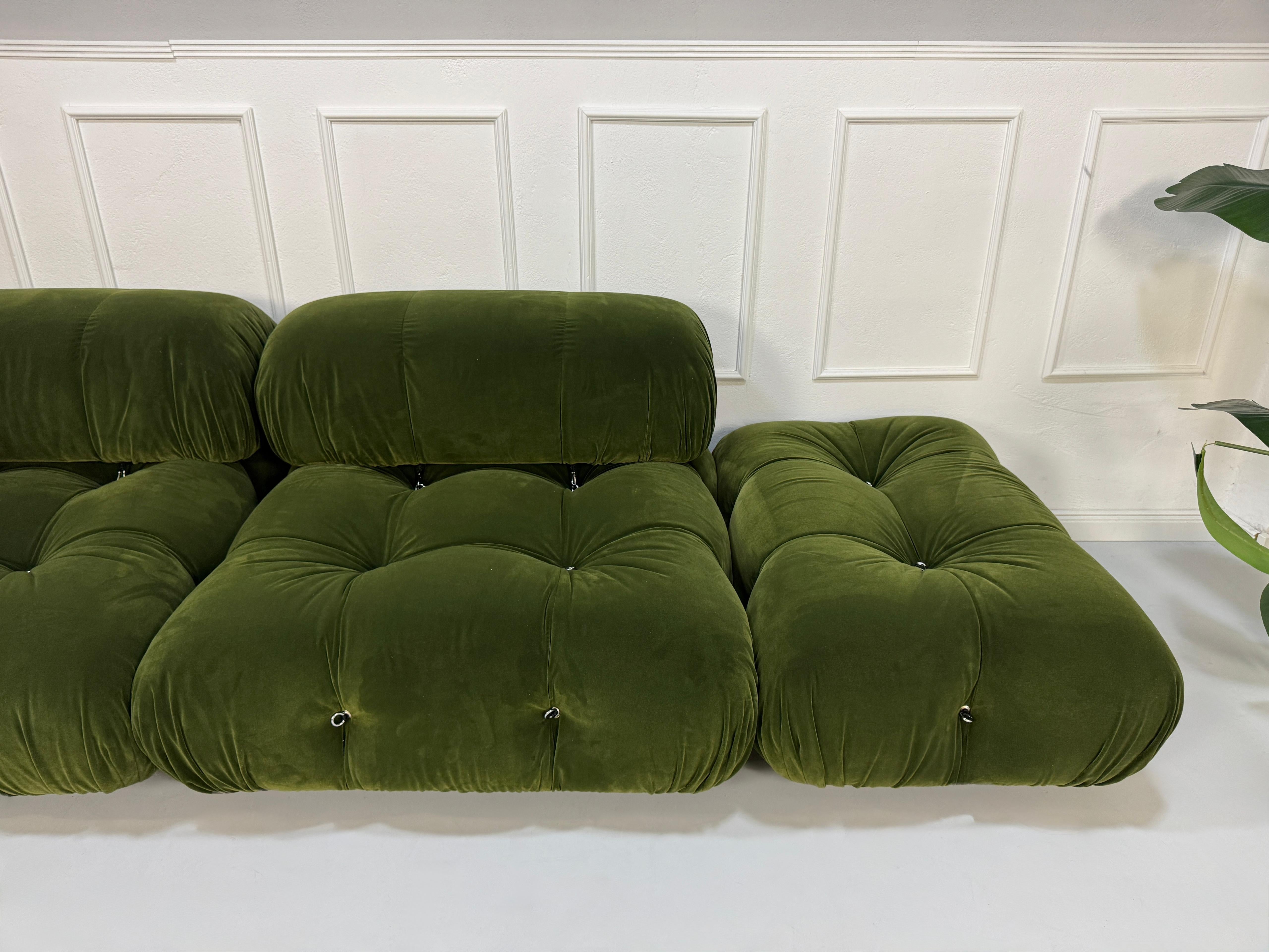 Refurbished grünes B&B Italia Camaleonda  Designer Stoff Sofa vor einer Wand, stilvoll und modern eingerichtet.