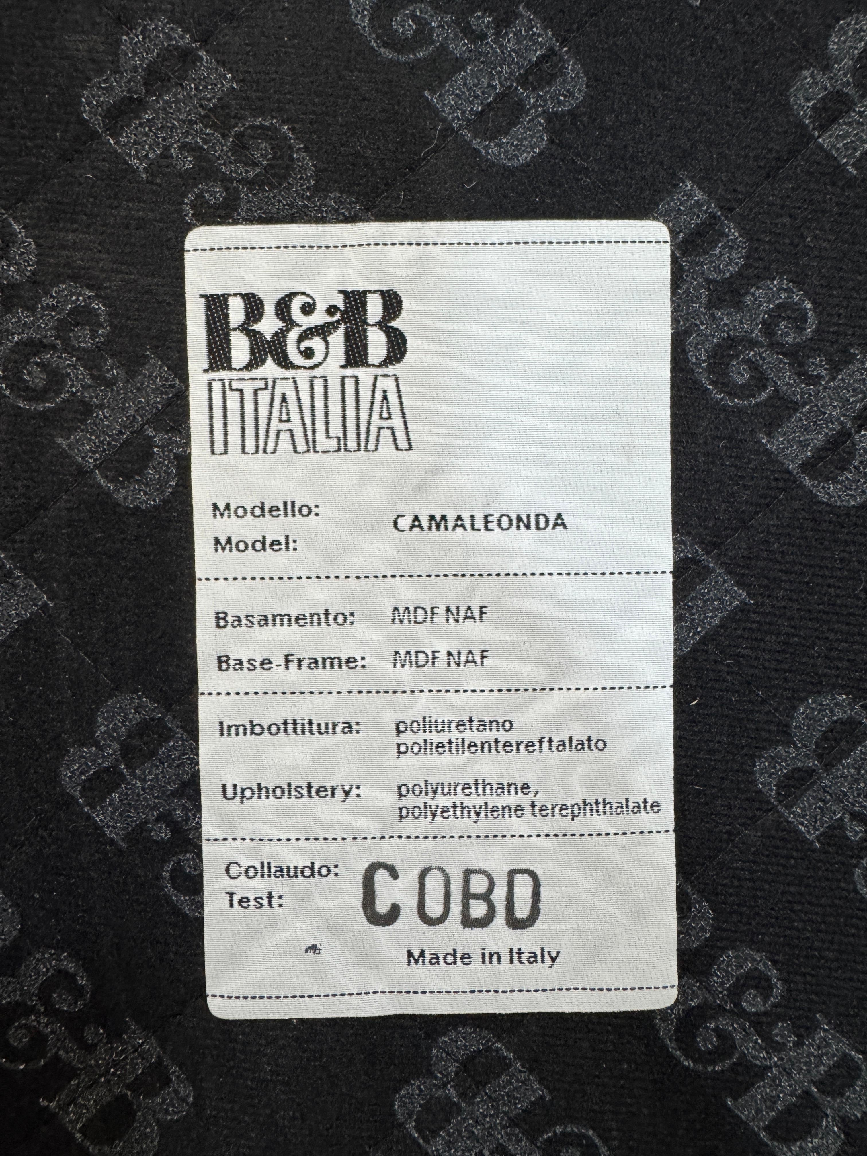 Refurbished grünes B&B Italia Camaleonda  Designer Stoff Sofa vor einer Wand, stilvoll und modern eingerichtet.