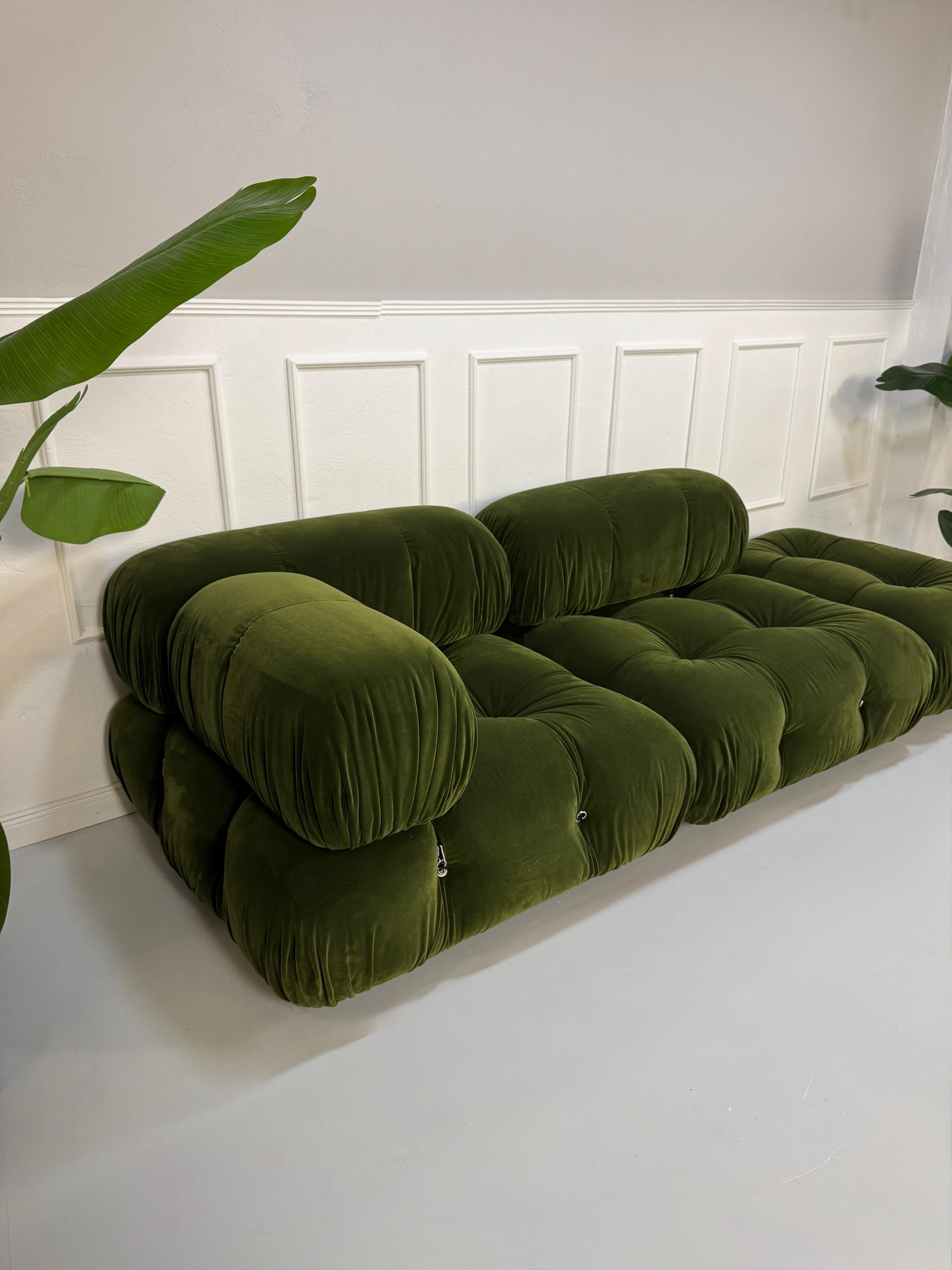 Refurbished grünes B&B Italia Camaleonda  Designer Stoff Sofa vor einer Wand, stilvoll und modern eingerichtet.