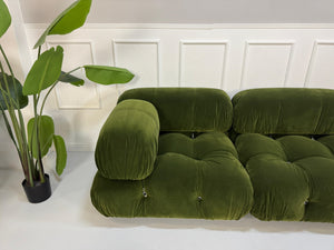 Refurbished grünes B&B Italia Camaleonda  Designer Stoff Sofa vor einer Wand, stilvoll und modern eingerichtet.
