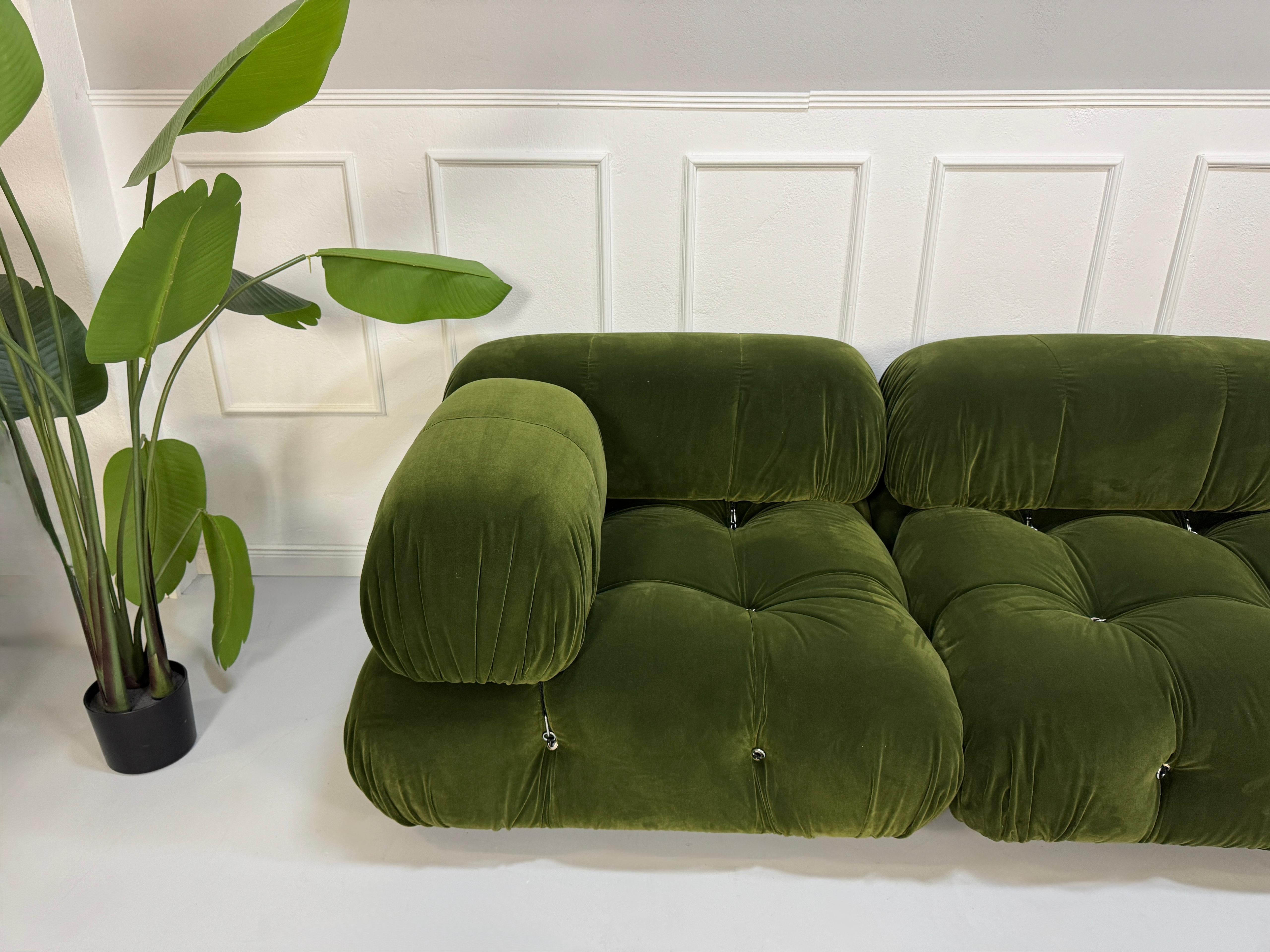 Refurbished grünes B&B Italia Camaleonda  Designer Stoff Sofa vor einer Wand, stilvoll und modern eingerichtet.