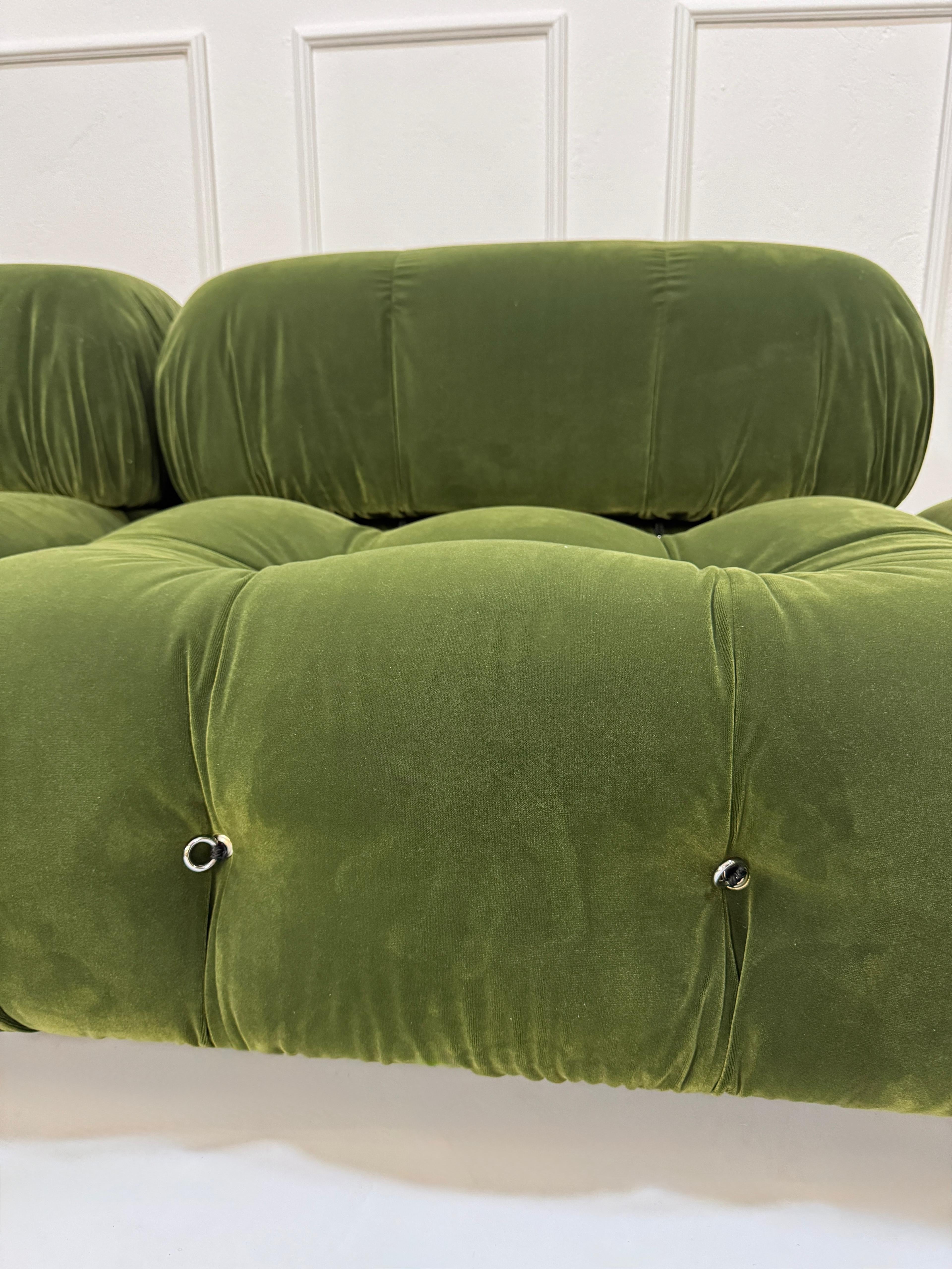 Refurbished grünes B&B Italia Camaleonda  Designer Stoff Sofa vor einer Wand, stilvoll und modern eingerichtet.