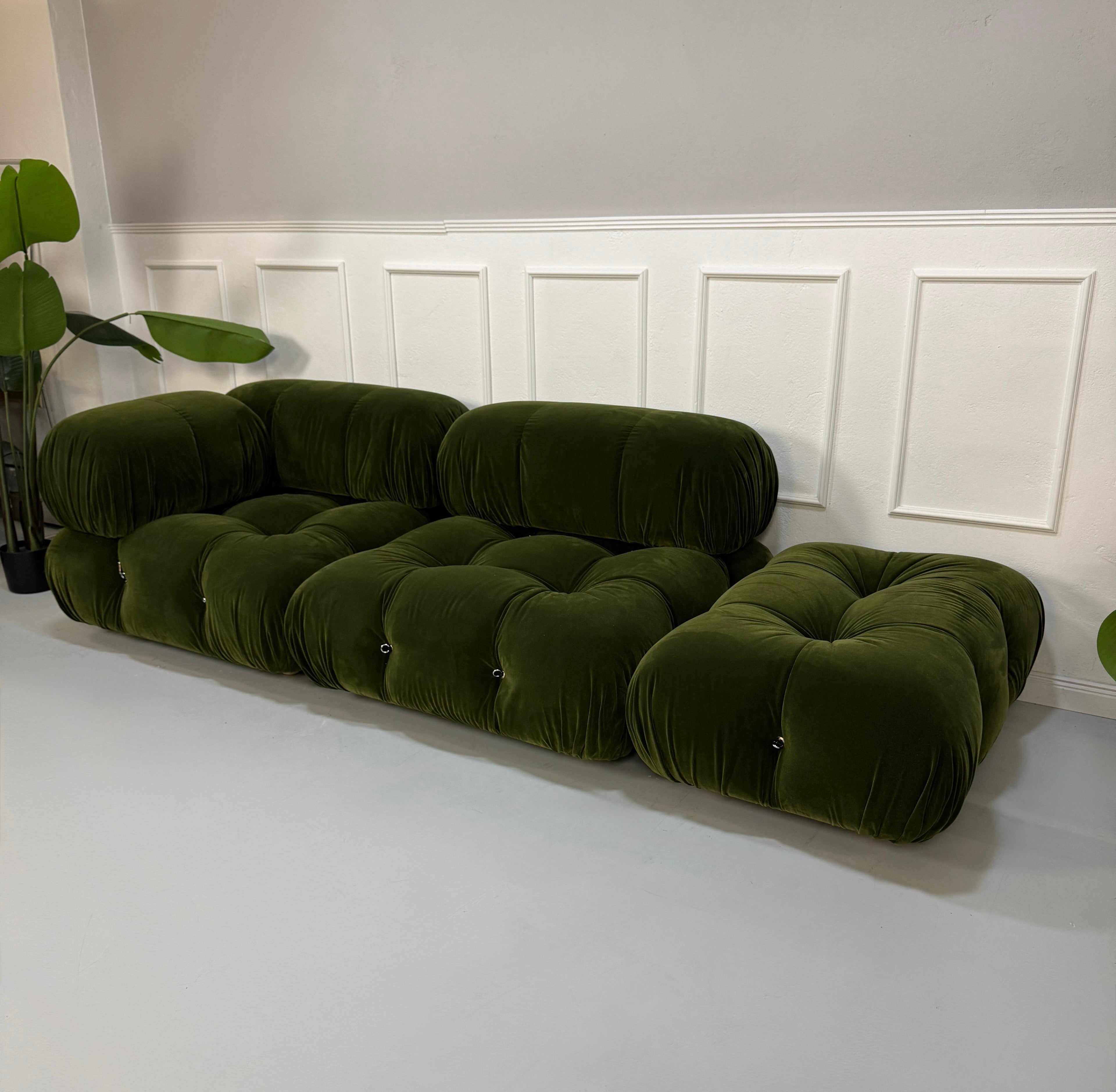 Refurbished grünes B&B Italia Camaleonda  Designer Stoff Sofa vor einer Wand, stilvoll und modern eingerichtet.