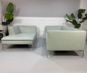 Gebrauchtes grünes B&B Italia Charles Designer Leder Sofa vor einer Wand, stilvoll und modern eingerichtet.