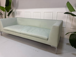 Gebrauchtes grünes B&B Italia Charles Designer Leder Sofa vor einer Wand, stilvoll und modern eingerichtet.