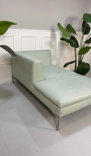 Gebrauchtes grünes B&B Italia Charles Designer Leder Sofa vor einer Wand, stilvoll und modern eingerichtet.