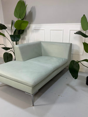 Gebrauchtes grünes B&B Italia Charles Designer Leder Sofa vor einer Wand, stilvoll und modern eingerichtet.