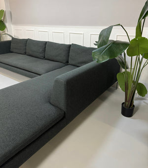 Gebrauchtes graues B&B Italia Charles Designer Stoff Sofa vor einer Wand, stilvoll und modern eingerichtet.